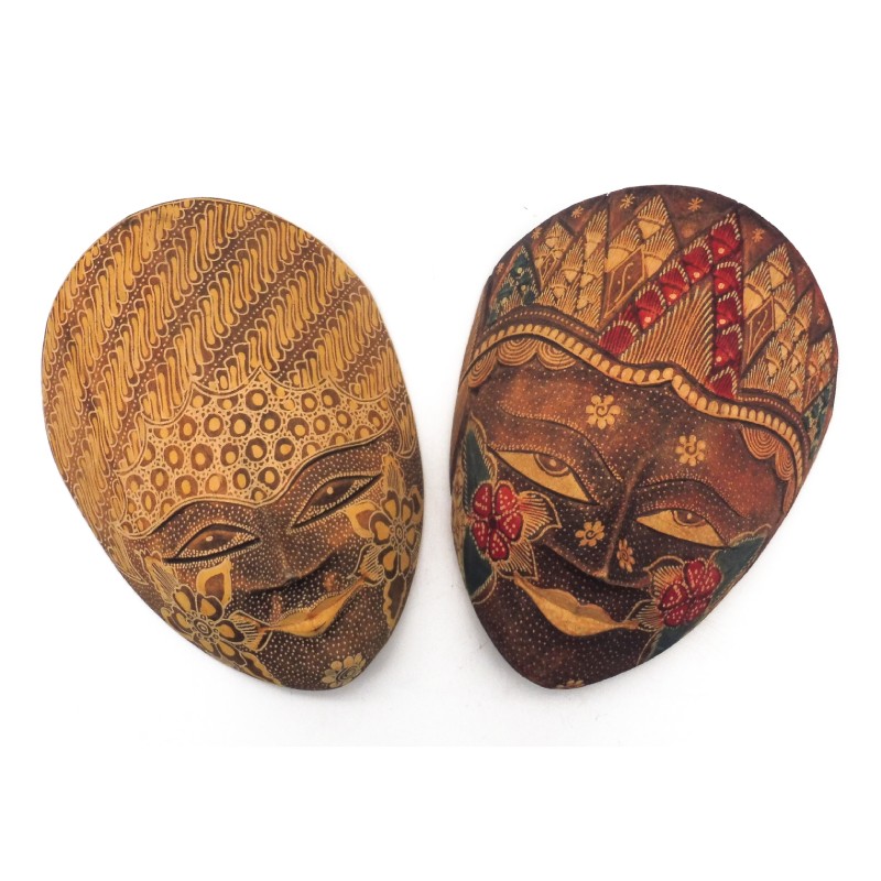 masques ethniques indonésiens en bois sculptés et peints