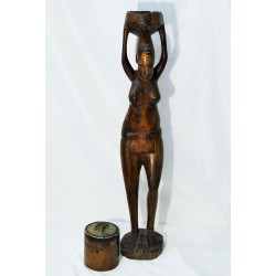 Statue en bois avec panier