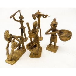 5 petites statuettes africaines représentent des scènes rurales avec des hommes ou femmes