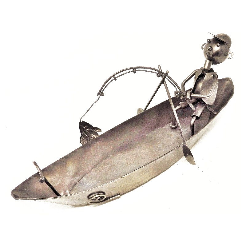 Statue en métal représentant un pêcheur assis dans sa barque :