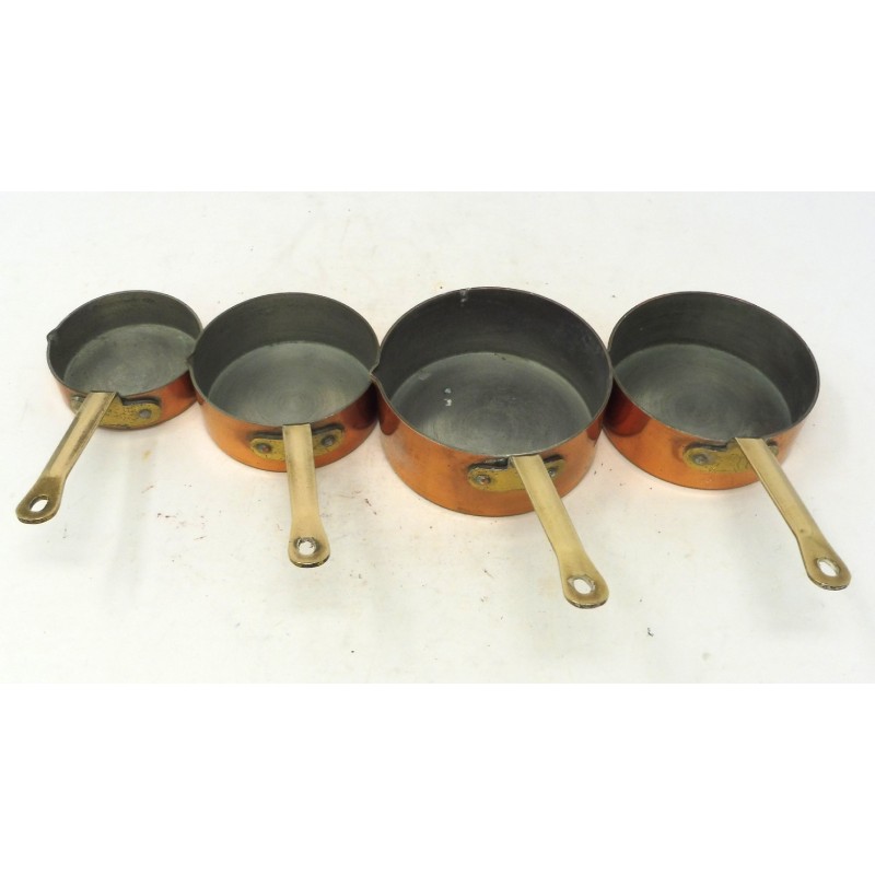 Lot de 4 casseroles anciennes en cuivre étamé avec manche en bronze
