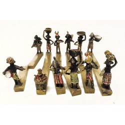 Accessoire de table élégant avec figurines africaines en relief