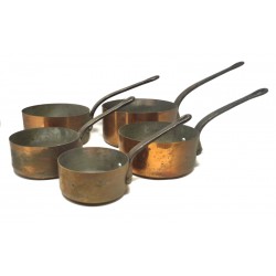 Ensemble de 5 casseroles en cuivre étamé avec poignées en fer pour des résultats de cuisson parfaits à chaque fois.