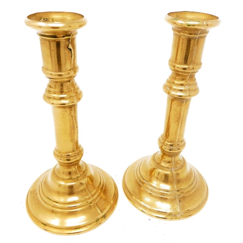 Duo de bougeoirs identiques en métal doré.