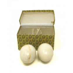 Lot de deux œufs blancs, en pierre d'Onyx, dans leur coffret en carton imprimé.