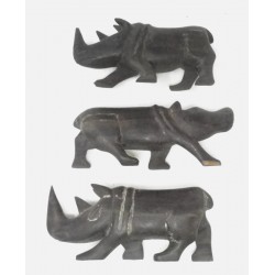 Lot comprenant deux rhinocéros et un hippopotame en bois sculptés.