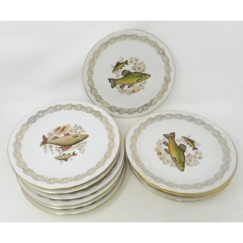 Assiettes en porcelaine de Limoges avec des motifs de poissons pour une table élégante