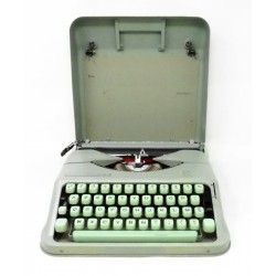 Machine à écrire portative Hermès Baby des années 60, en parfait état de fonctionnement et objet de décoration unique.
