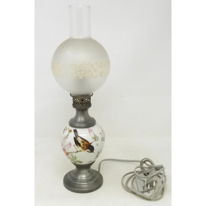 Ancienne lampe à pétrole électrifiée avec motif d'oiseau peint.