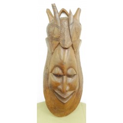 Long masque africain en bois teck réalisé à la main et finement travaillé.