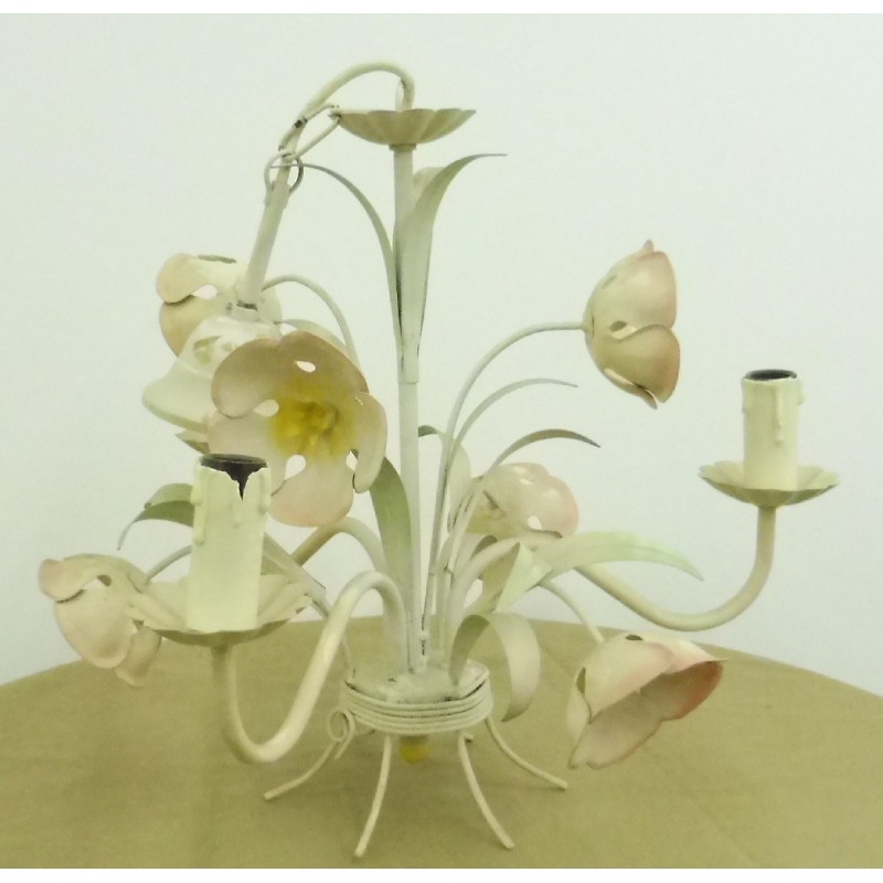 Lustre à ampoules en métal peint blanc, nombreuses fleurs en guise d'ornements. Années 1970-1980.