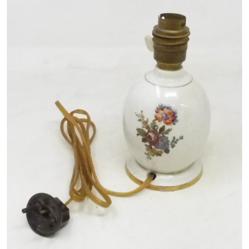 Ancienne lampe de chevet en verre, opaline blanche à décor de peinture florale.