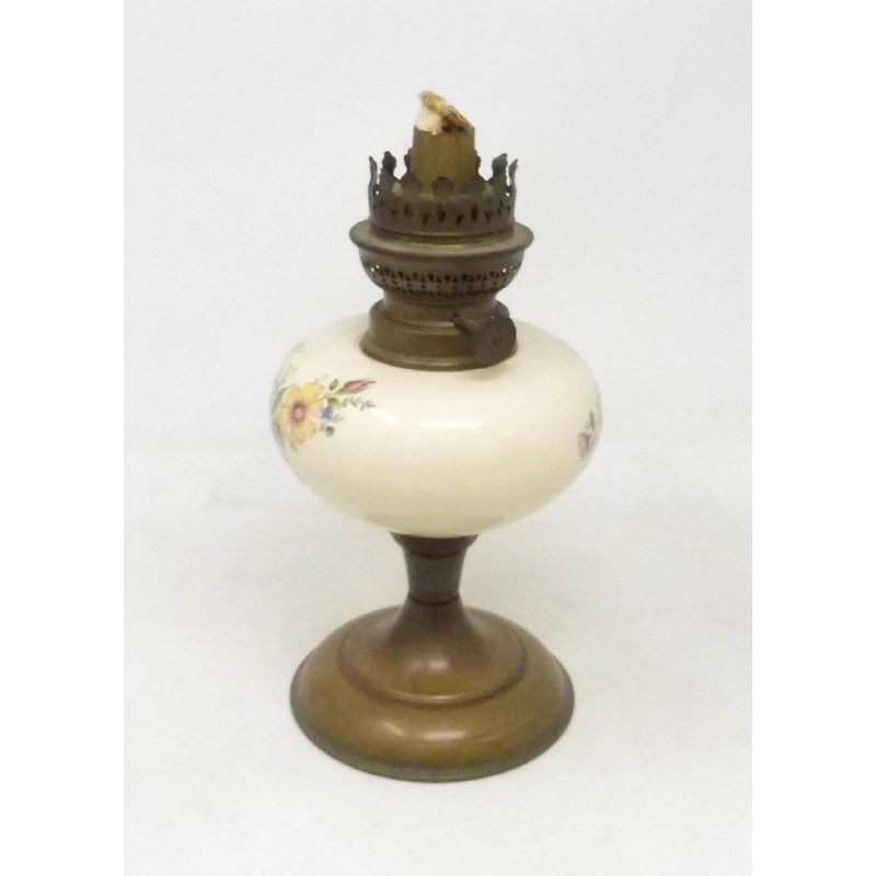 Lampe à pétrole ancienne en porcelaine avec des motifs floraux