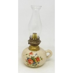 Lampe à pétrole en forme de boule en faïence blanche granitée, avec motif floral.
