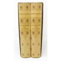 Édition Gallimard en 2 tomes de "Guerre et Paix" de Léon Tolstoï, plongez dans l'univers captivant de la Russie.