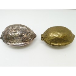 Deux grands casse-noix en forme de noix: l'un en métal argenté et l'autre en laiton doré.