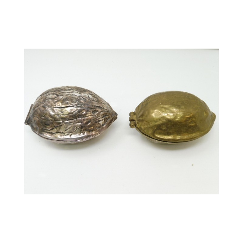 Deux grands casse-noix en forme de noix: l'un en métal argenté et l'autre en laiton doré.