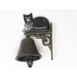 Carillon suspendu à une accroche surélevée d'une sculpture en forme de chat.