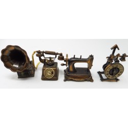 Lot de 4 taille-crayons miniatures en bronze : une machine à coudre, un téléphone, un gramophone et une horloge.