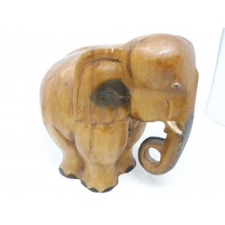 Figurine d'éléphant en bois sculpté