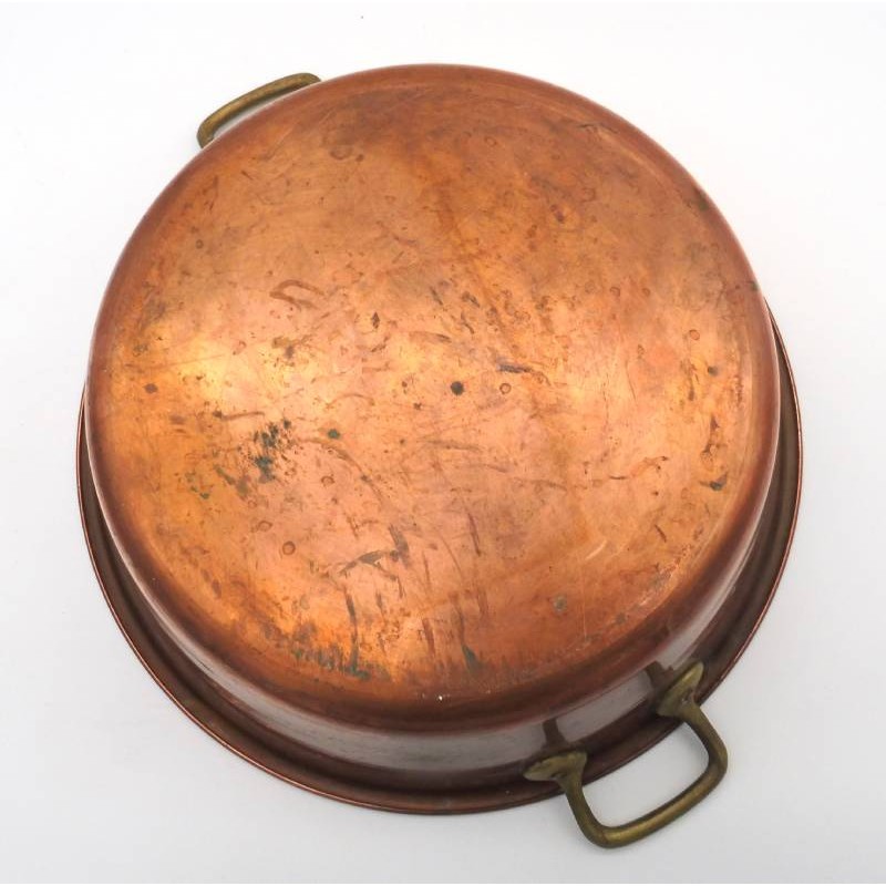 Ancienne bassine en cuivre pour préparer des confitures maison